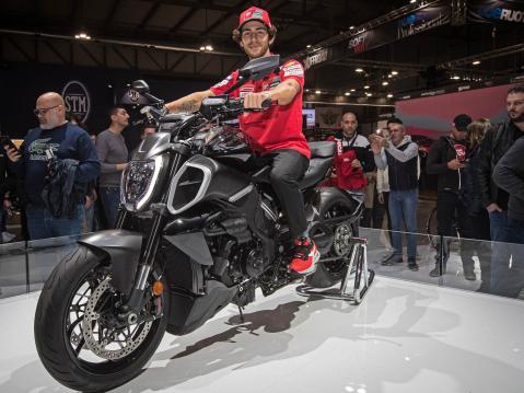 Enea Bastianini ja Ducati Diavel V4. Kuva: Ducati.