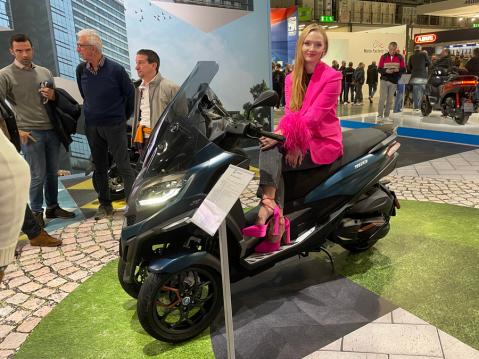 Piaggio MP3 530 hpe EXLUSIVE on ensimmäinen kolmipyöräinen skootteri Piaggiolta. Tästä löytyy myös peruutusvaihde.