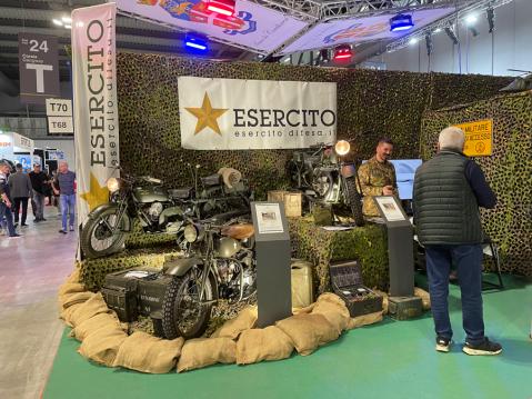 Italian armeijan osastolla oli esillä museopyöriä: takana vasemmalla Moto Guzzi Superalce 500 vm. -43, edessä Indian vm.-41 ja takana oikealla Bianchi 500 vm.-40.