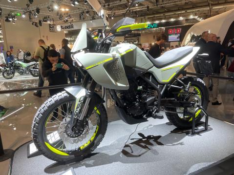 Benelli julkaisi useita uusia mp-malleja EICMA:ssa. Tässä BKX 250.