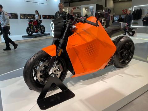 Kiinalainen Davinci Motors julkaisi futuristisen näköisen DC100 sähkömoottoripyörän. Se on ensimmäinen sähkömoottoripyörä, joka on suunniteltu kilpailemaan perintesten 1000cc moottoripyörien kanssa.