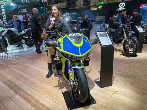 EICMA:ssa oli tuhansia toimittajia ja bloginpitäjiä ympäri maailmaa. Kuvan pyörä on Italian poliisin käytössä oleva ZERO SR/S.