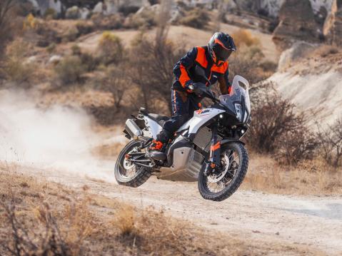 Vuosimallin 2023 KTM 790 Adventure.