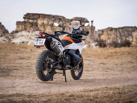 Vuosimallin 2023 KTM 790 Adventure.