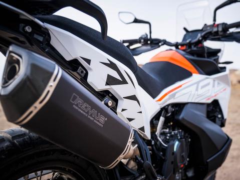 Vuosimallin 2023 KTM 790 Adventure.