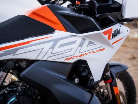 Vuosimallin 2023 KTM 790 Adventure.