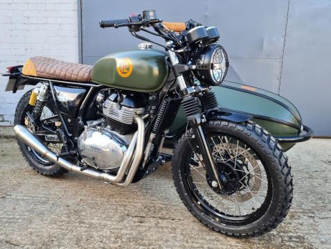 Sivuvaunuvalmistaja Watsonian Squire Ltd:n Nineteen 12 -personointipaketti: Royal Enfield Interceptor 650 varustettuna Watsonian GP Manx sivuvaunulla.