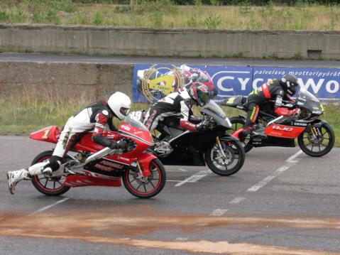 125cc-osakilpailun startti Motoparkissa. Niklas Ajo (kärjessä), Eeki Kuparinen ja Erno Kostamo kolmantena. Kuva: Juha Harju