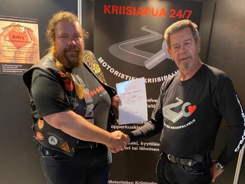 MP23-messuilla MC Club Härmää edusti puheenjohtaja Asko Peltola ja Motoristin Kriisipalvelun kunniakirjan ojensi Juha Liesilinna. Kuva: Motoristin Kriisipalvelun arkisto.