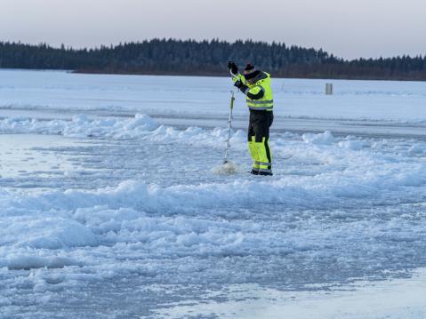 Jään pinnalle nousseella vedellä on jääpeite, ja väliin jääneelle vedelle porataan valumareikiä.