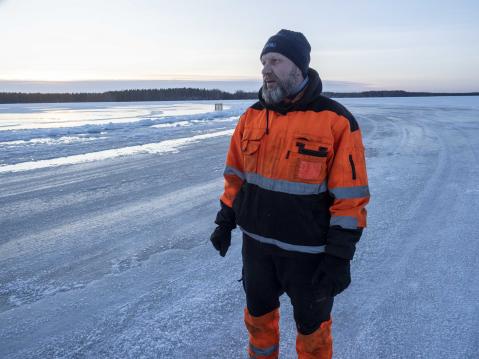 Petri Haka-aho kiitteli Luontoaäitiä, joka oli ottanut kelitilauksen vastaan.