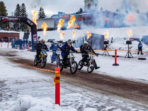 Viritettyjen mopojen finaalikisassa nähtiin tiukka lähtö ja tinkimätöntä menoa 2023. Kuva Antti Tuomela.