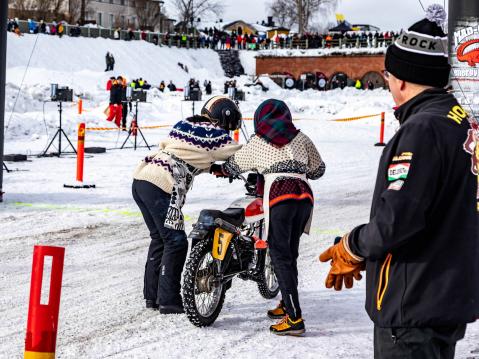 Horna-Ladyt kuskia vaihtamassa.