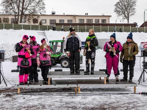 Ladyt podiumilla.