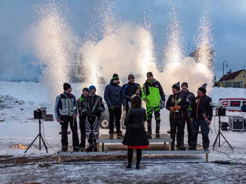 Vakiot podiumilla.