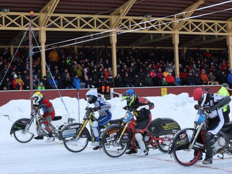 Finaalilähdössä keltainen Matti Isoaho, valkoinen Heikki Huusko, sininen Christer Biskop ja punainen Mats Järf.