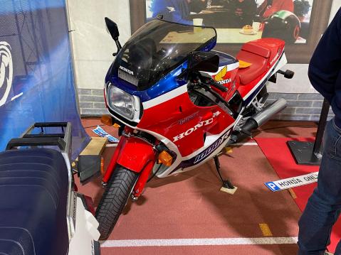 Hieno, edellisiltana museokatsastettu Honda CB 1000 R, joka jäi samalla kertaa näyttelyväen ihailtavaksi.