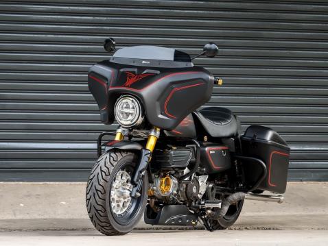 Harley-Davidson Street Glide? Ei vaan satapiikki Honda Monkey.