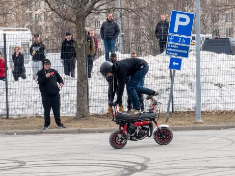 Takaperin ajoa seisten.