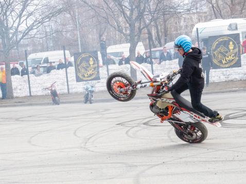 Miro Tausan tyylinäyte 500cc kotarilla.