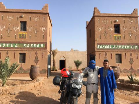 Vaihtamassa pyöriä hetkeksi kameleiksi Saharan liepeillä.