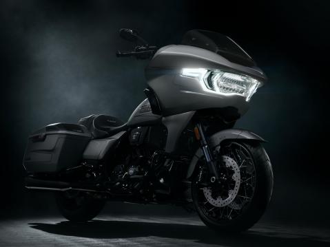 Harley-Davidson Road Glide CVO 2023.