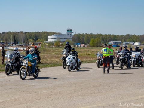 HMKP2023: motoristit ajamassa paraatiin. Kuva Antti-Jukka Tuomela.