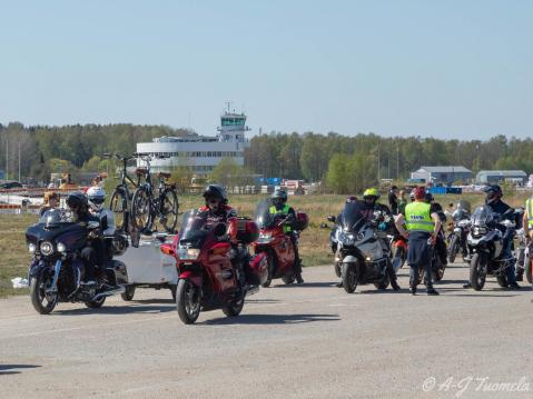 HMKP2023: motoristit ajamassa paraatiin. Kuva Antti-Jukka Tuomela.