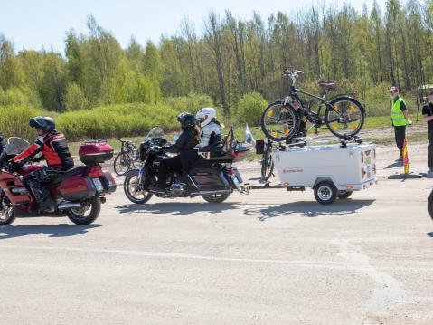 HMKP2023: motoristit ajamassa paraatiin. Kuva Antti-Jukka Tuomela.