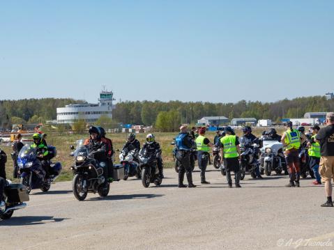 HMKP2023: motoristit ajamassa paraatiin. Kuva Antti-Jukka Tuomela.