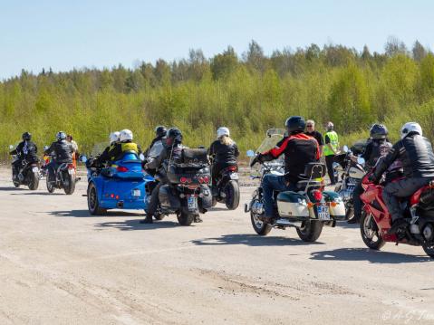 HMKP2023: motoristit ajamassa paraatiin. Kuva Antti-Jukka Tuomela.