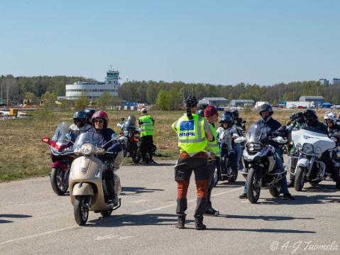 HMKP2023: motoristit ajamassa paraatiin. Kuva Antti-Jukka Tuomela.