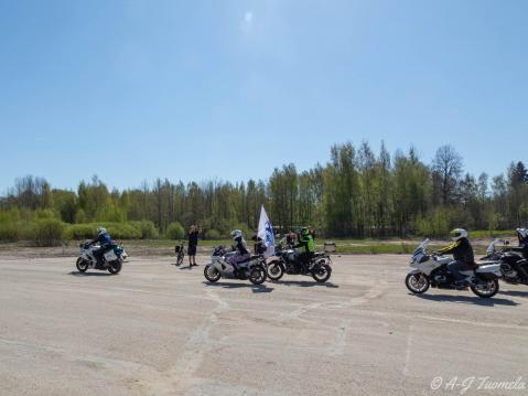 HMKP2023: motoristit ajamassa paraatiin. Kuva Antti-Jukka Tuomela.