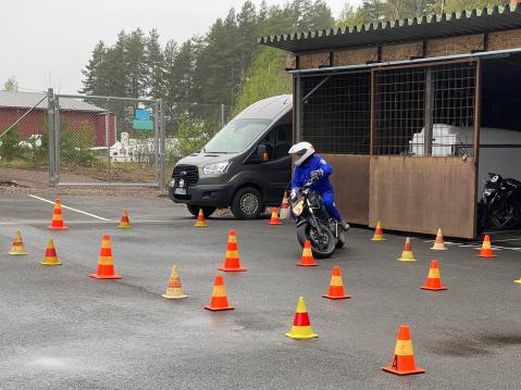 Moottoripyöräpoliisi tekee ajossa kaiken samalla tavalla. Pysähdyttäessä käytetään aina molempia jarruja jne.