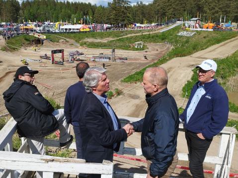 FIM:n presidentti Jorge Viegas, kansanedustaja Teemu Kinnari, Moottoriliiton puheenjohtaja Erkki Heikkinen keskustelivat pitkään kisan aikana. Hyvää keskustelua moottoripyöräurheilusta.