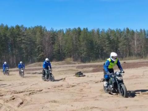 Treeniä uimarantahiekalla - katupyörillä. Kuva: Kimmo Järvinen.