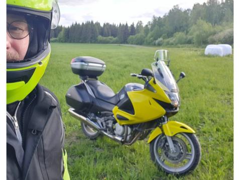 Työhommiin liittyviä ajoja, katsellaan peltojen heinän kasvutilannetta, joko kohta pääsis rehuntekoon, kertoo Timo. Pyörä on 2006 Honda NT700 ABS Deauville.