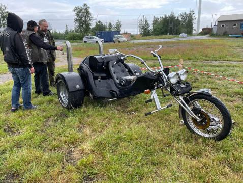 Taisto Tuovila esitteli pyöräänsä, Rewaco Trike vm. -92, jossa on Volkkarin 1,6 litrainen bokserikone.