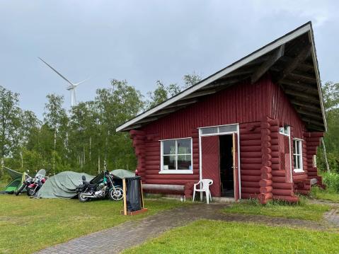 Kookkaaseen grillikatokseen mahtuu paljon porukkaa.  