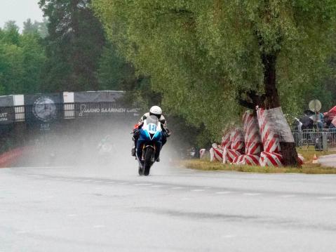 Pauli Pekkanen Imatran sateisella katuradalla.