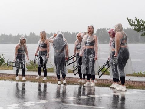 Gridgirl:it värjöttelivat radan reunalla.