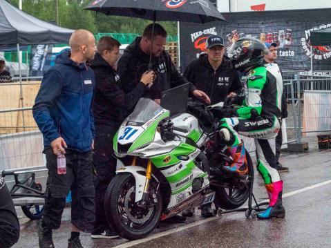 IRRC SSP:n lauantain lähtö keskeytettiin radalla tapahtuneen kaatumisen johdosta. Uusintalähtöä (jota ei lopulta tullut rankkasateesta johtuen) odotettiin ratavarikolla. Keskellä HRT Racingin tiimipäällikkö, Juha Helenius.