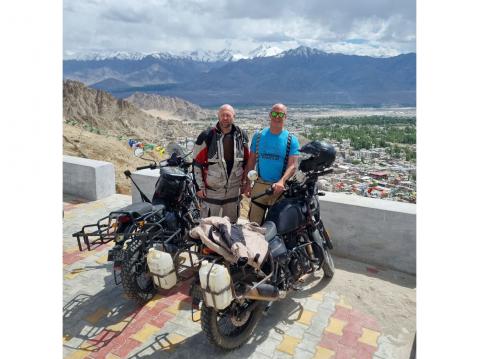 Reissumiehet ja Royal Enfield Himalayanit ja nakoala!