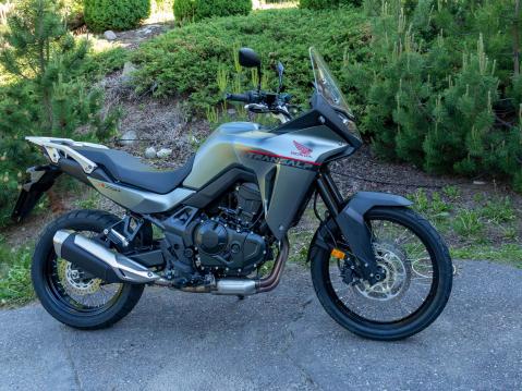 Honda XL750 Transalp vuosimallia 2023. Aiheellisesti odotettu uutuus. Tekee kovasti kunniaa imagolleen.