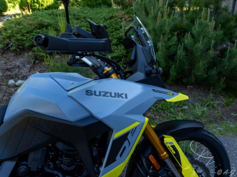 Suzukin pleksi kaipaa vaihtamista, se on liian matala ja pienivarainen säätö tehdään avaimella.