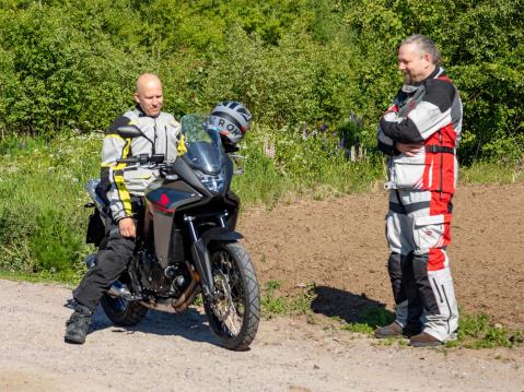 Testaajat tauolla. Anssi vasemmalla. Erkki oikealla. Sattui kerrankin hienot paivat.