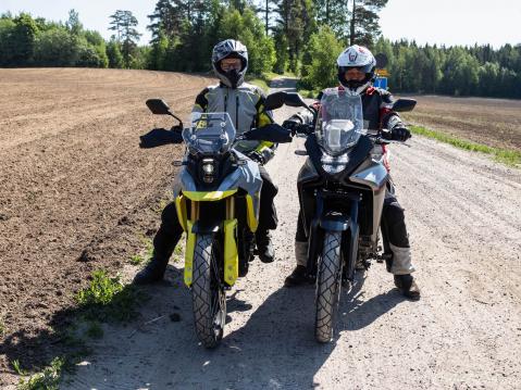 Koajajien valinta on tehty: Anssi (vasemmalla) päätyi V-Stromiin sen soraräppäilyominaisuuksien vuoksi, kun Erkki taas tykkäsi Transalpin ketteryydest ja käsiteltavyydestä.