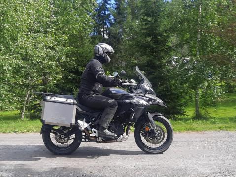 Benelli TRK 502 X. Istuma-asento sopii erinomaisesti normaaliin ajoon.