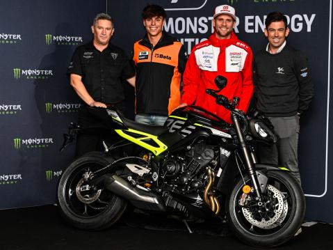 Samalla, kun kisa Triumph Triple Trophy'ssä kuumenee, paljastettiin Silverstonessa uusi eksklusiivinen Street Triple 765 RS juhlistamaan uutta sopimusta. Paikalla olivat Triumphilta Steve Sargent, Dorna Sportsin Carlos Ezpeleta, sekä Moto2-kuljettajat Jake Dixon (Tensite GASGAS Aspar Team) ja Alonso Lopez (Beta Tools SpeedUp).