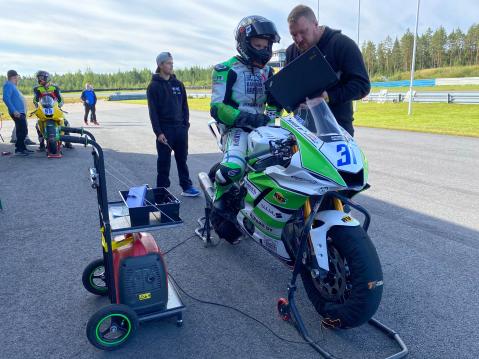 Juha Helenius käymaşsä dataa läpi Kirsi Kainulaisen kanssa torstain vapaissa harjoituksissa. Takana Joel Vinnikainen. 